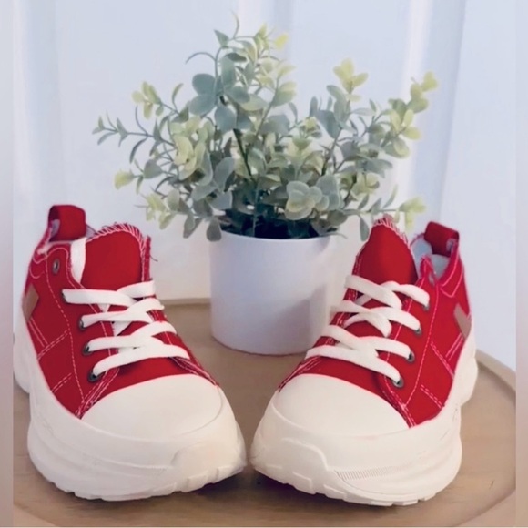 CANVAS SNEAKERS ~ Women’s Red and White canvas sneakers never worn size 7 - Picture 3 of 8